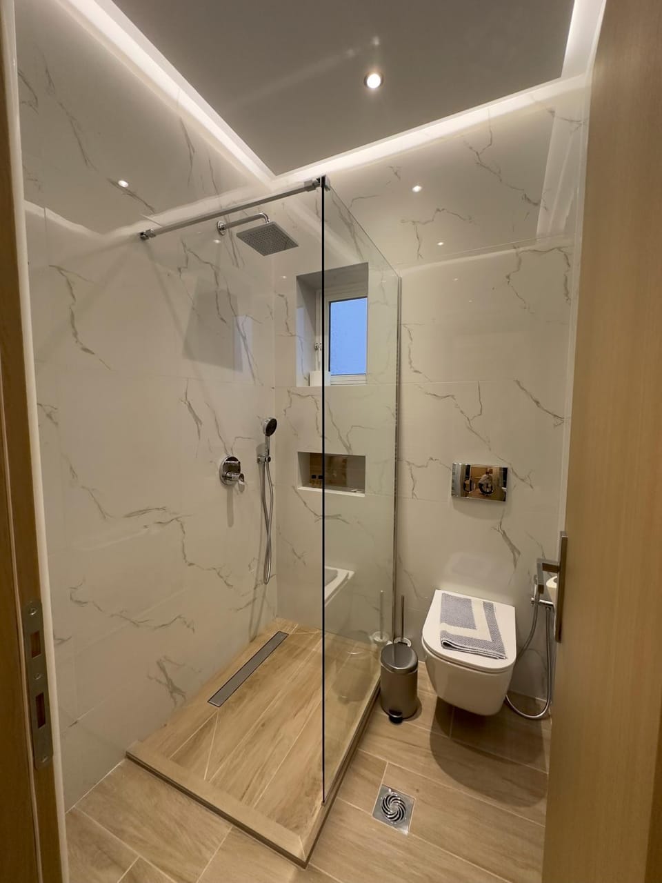 Shower, Toilet, Bathroom, towels
