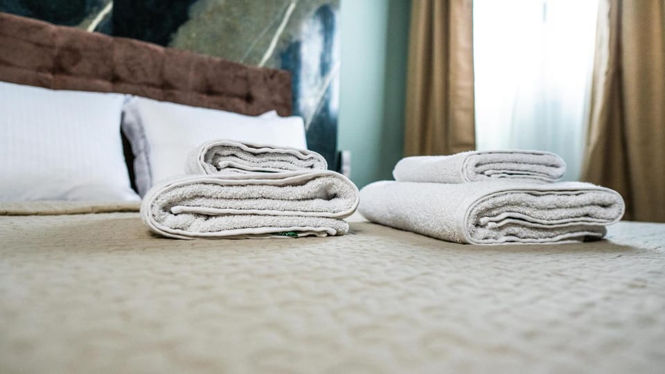 Bed, towels