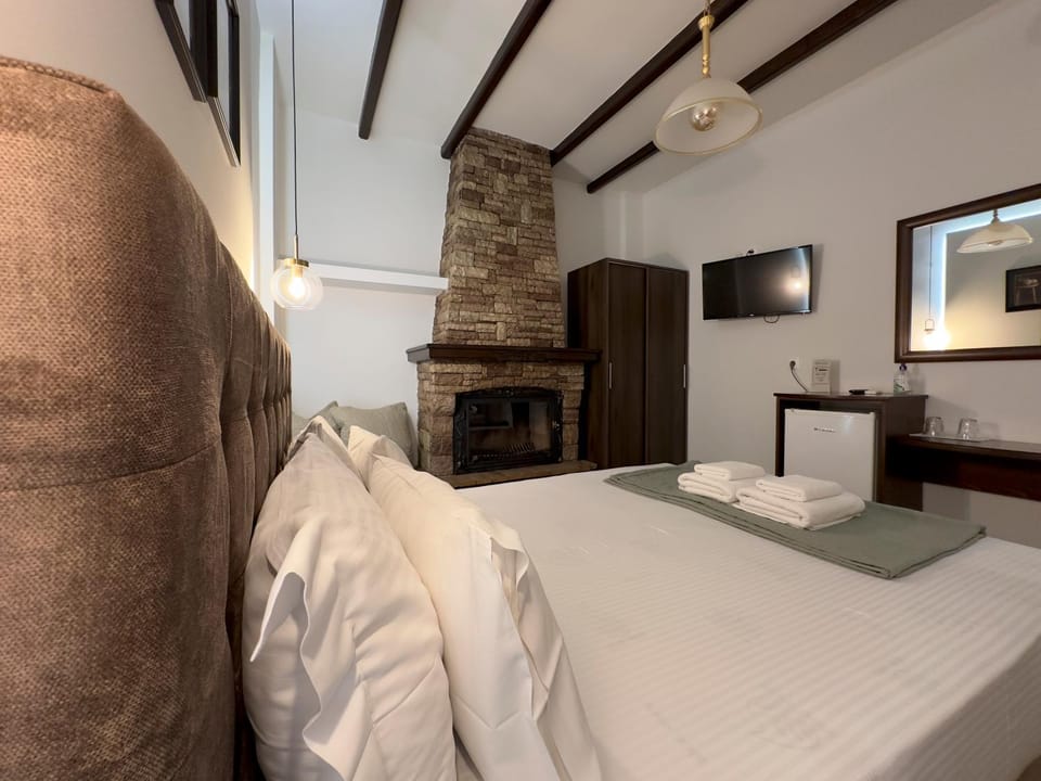 Bed, TV and multimedia, Bedroom