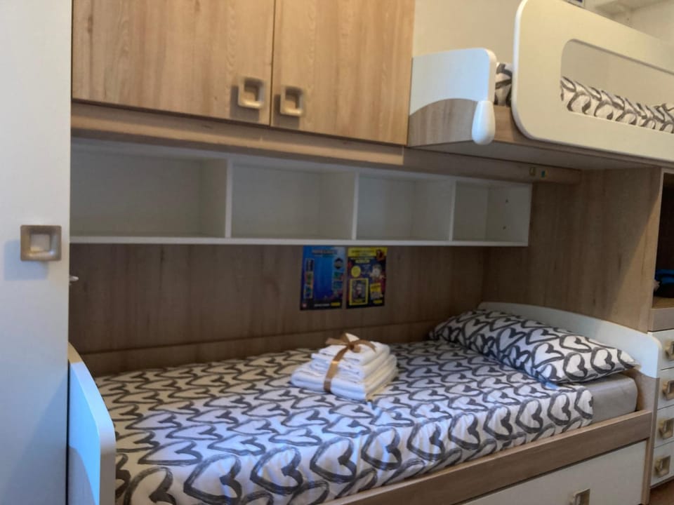 Bed, Bedroom, bunk bed