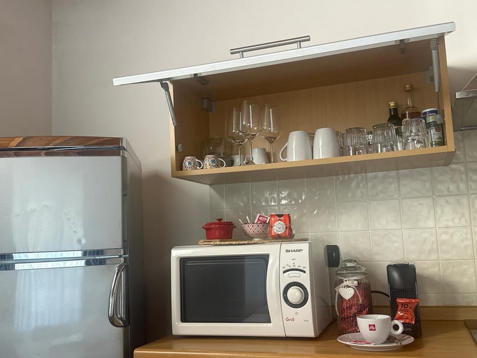 Coffee/tea facilities, oven