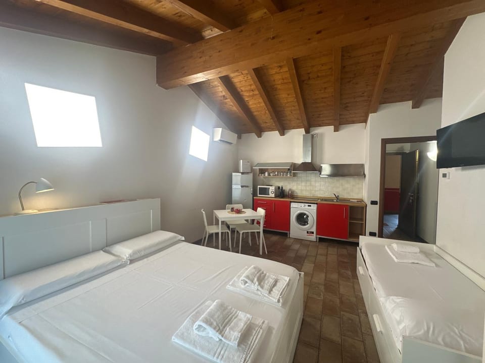 Bed, Kitchen or kitchenette, Photo of the whole room, Bedroom, towels