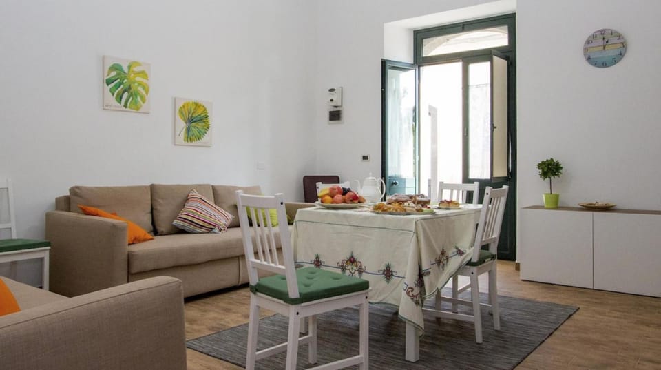 Living room, Dining area
