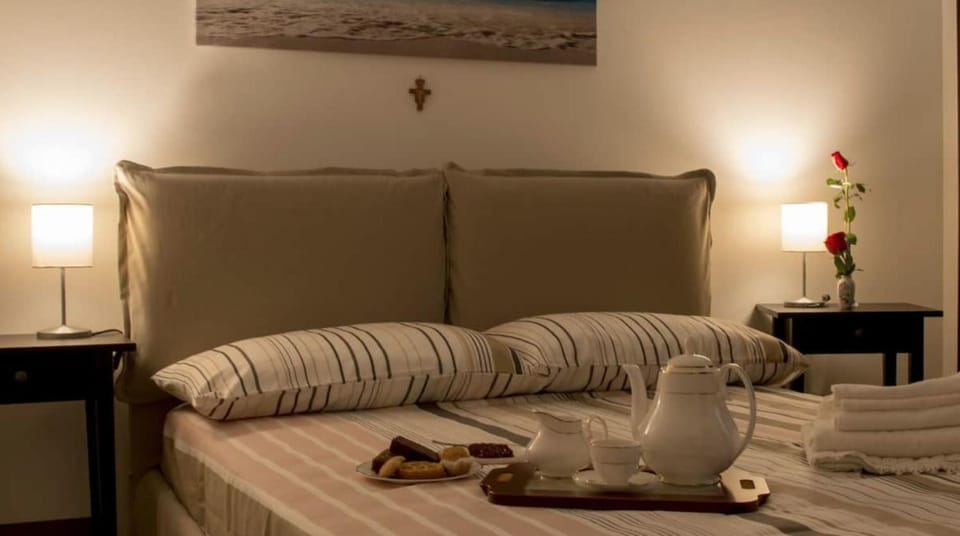 Bedroom, Breakfast