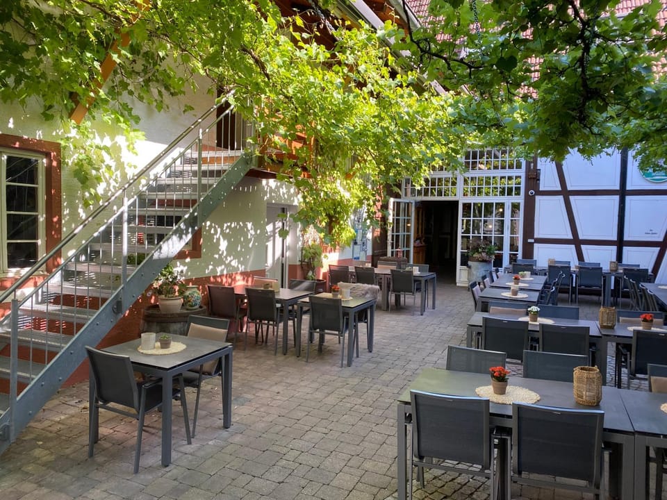 Property building, Patio, Restaurant/places to eat, Day, Balcony/Terrace