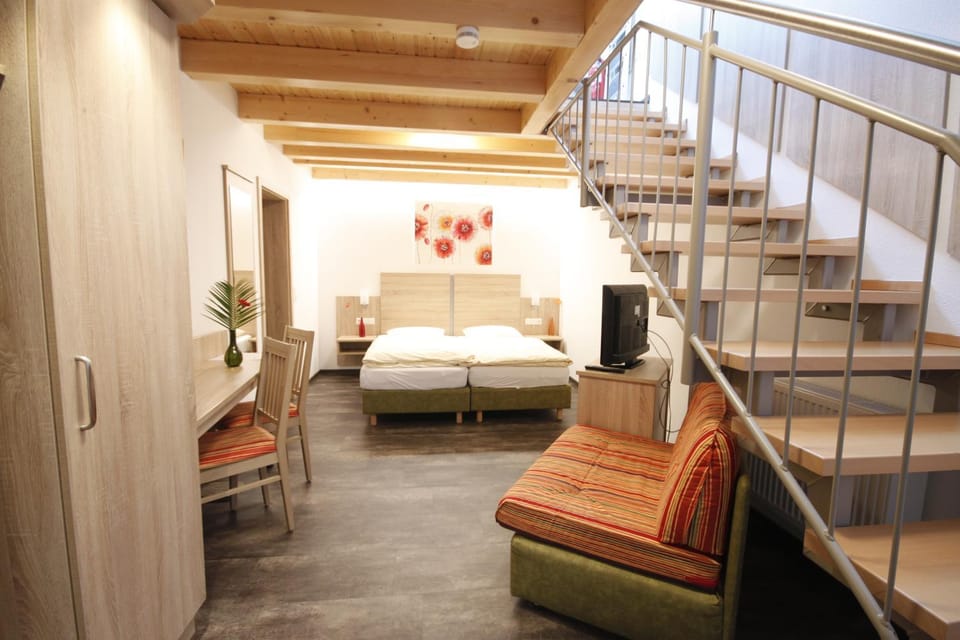 Bed, Photo of the whole room, Decorative detail, Seating area
