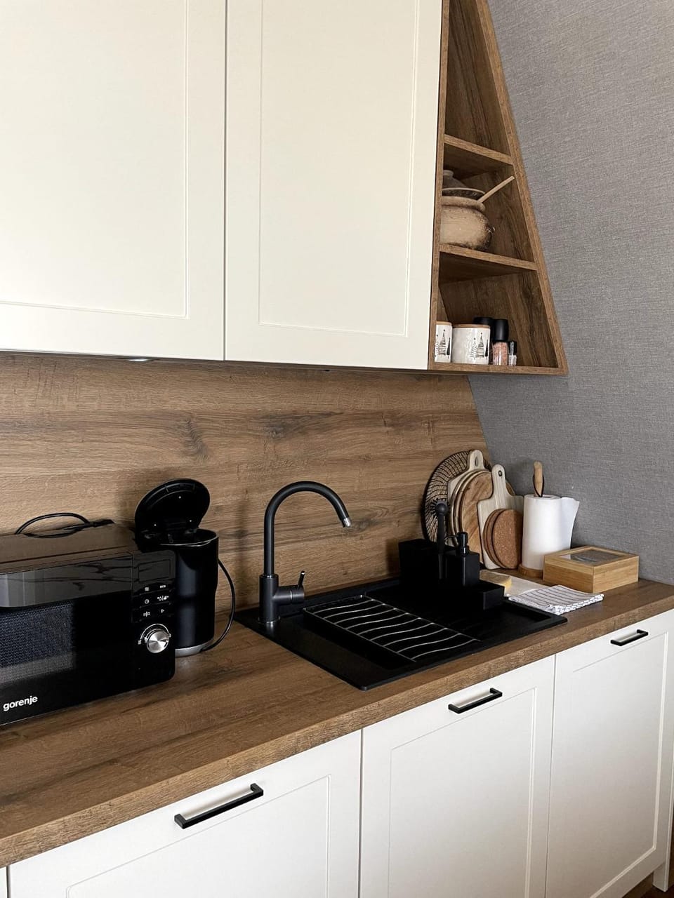 Coffee/tea facilities, Kitchen or kitchenette, minibar, stove