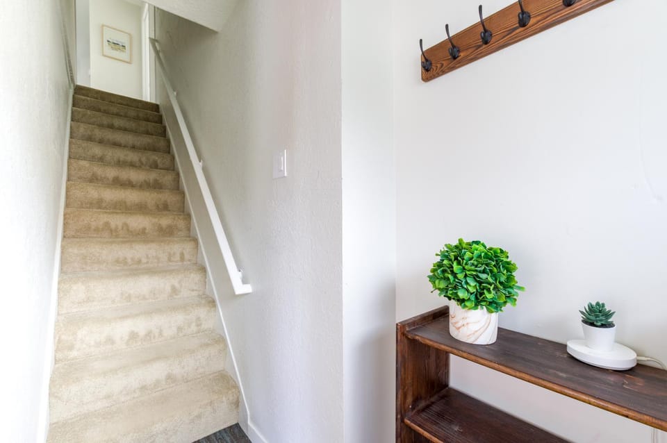 Fresh Top Floor Apartment w/ Balcony Apartment in Seattle