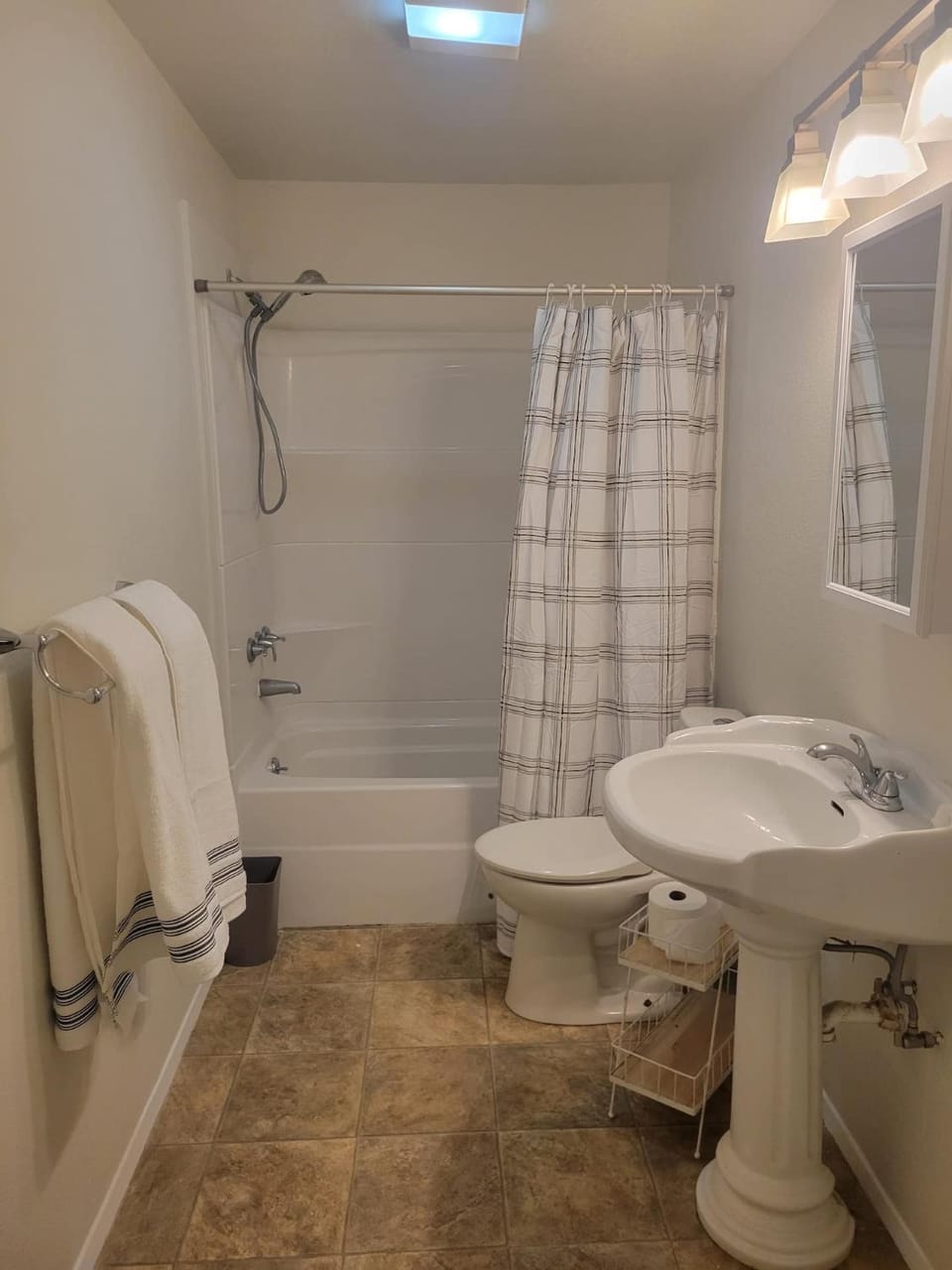 Fresh Top Floor Apartment w/ Balcony Apartment in Seattle