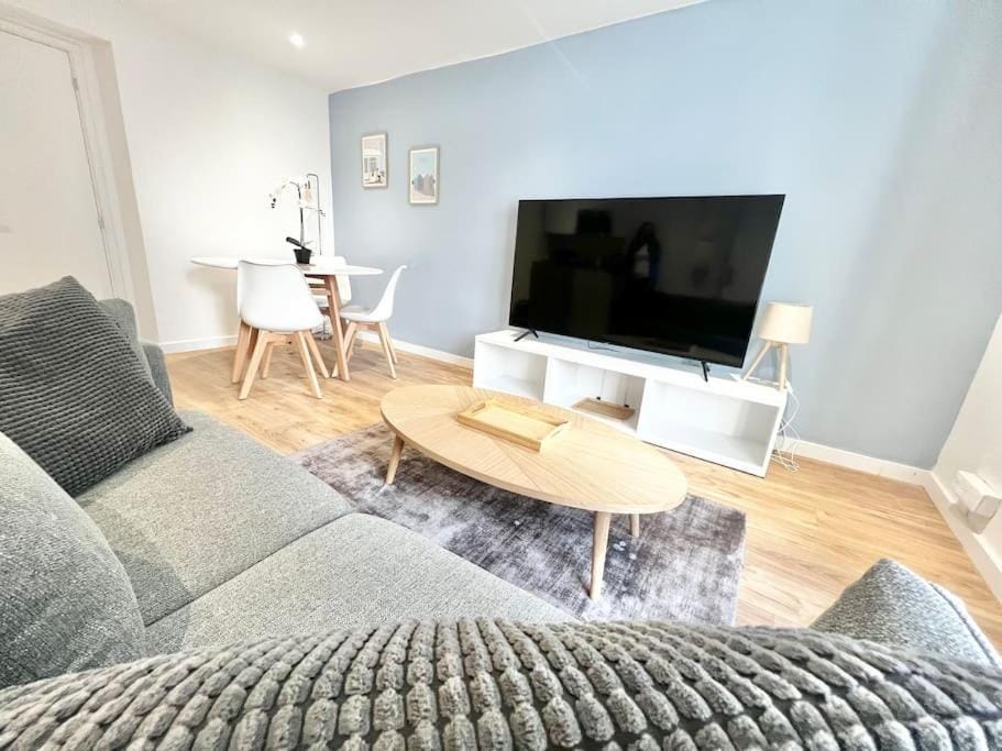 Communal lounge/ TV room, TV and multimedia, Living room