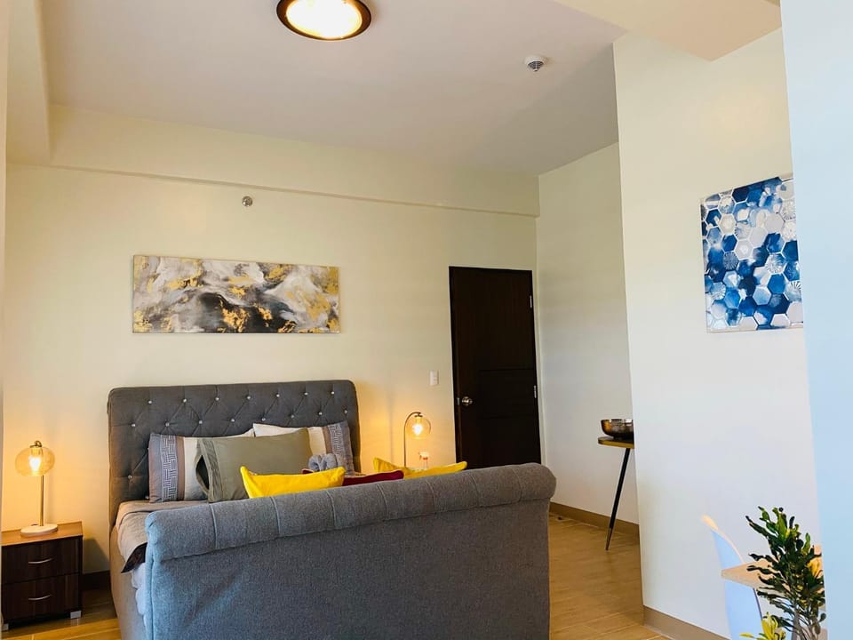 2 BR Corner Executive Suite at Lafayette Park Square Megaworld Blvd Unit 5H Apartment hotel in Iloilo City