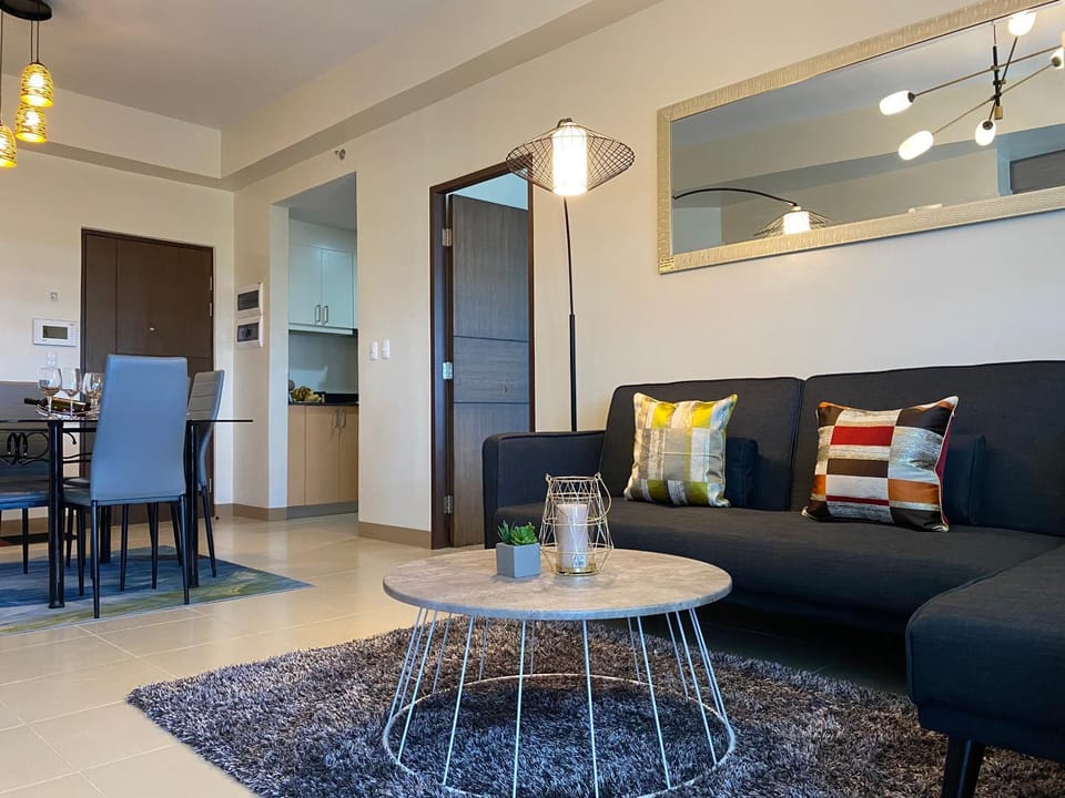 2 BR Corner Executive Suite at Lafayette Park Square Megaworld Blvd Unit 5H Apartment hotel in Iloilo City