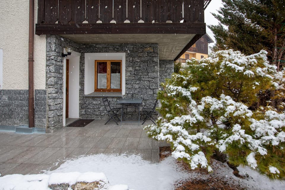 Patio, Facade/entrance, Winter