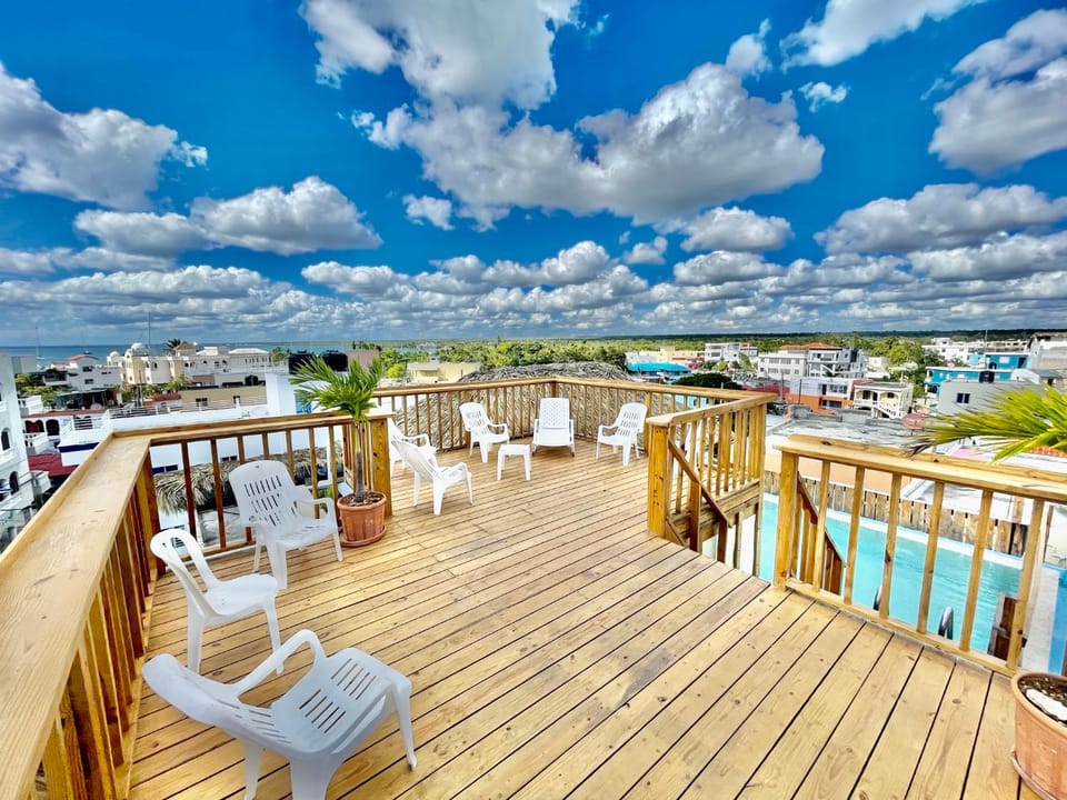 Property building, Restaurant/places to eat, Swimming pool, sunbed