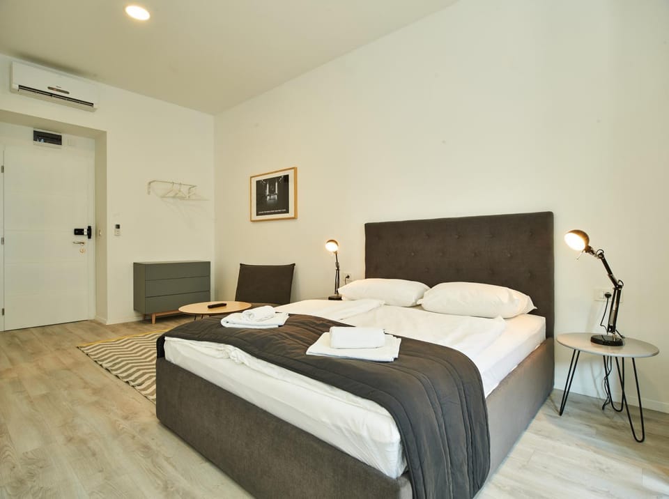 Bed, Photo of the whole room, air conditioner