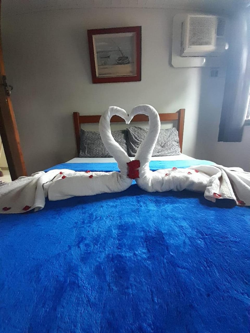 Bed, Photo of the whole room, Bedroom, air conditioner