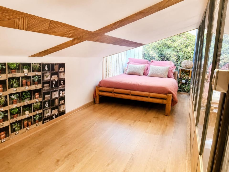 Bed, Photo of the whole room