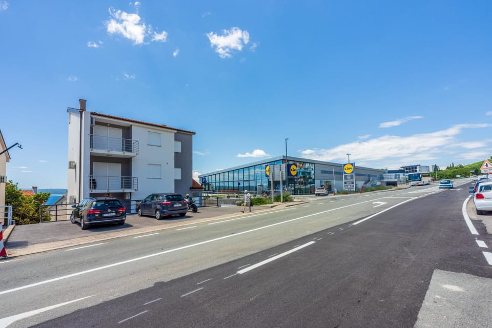 Property building, Neighbourhood, Location