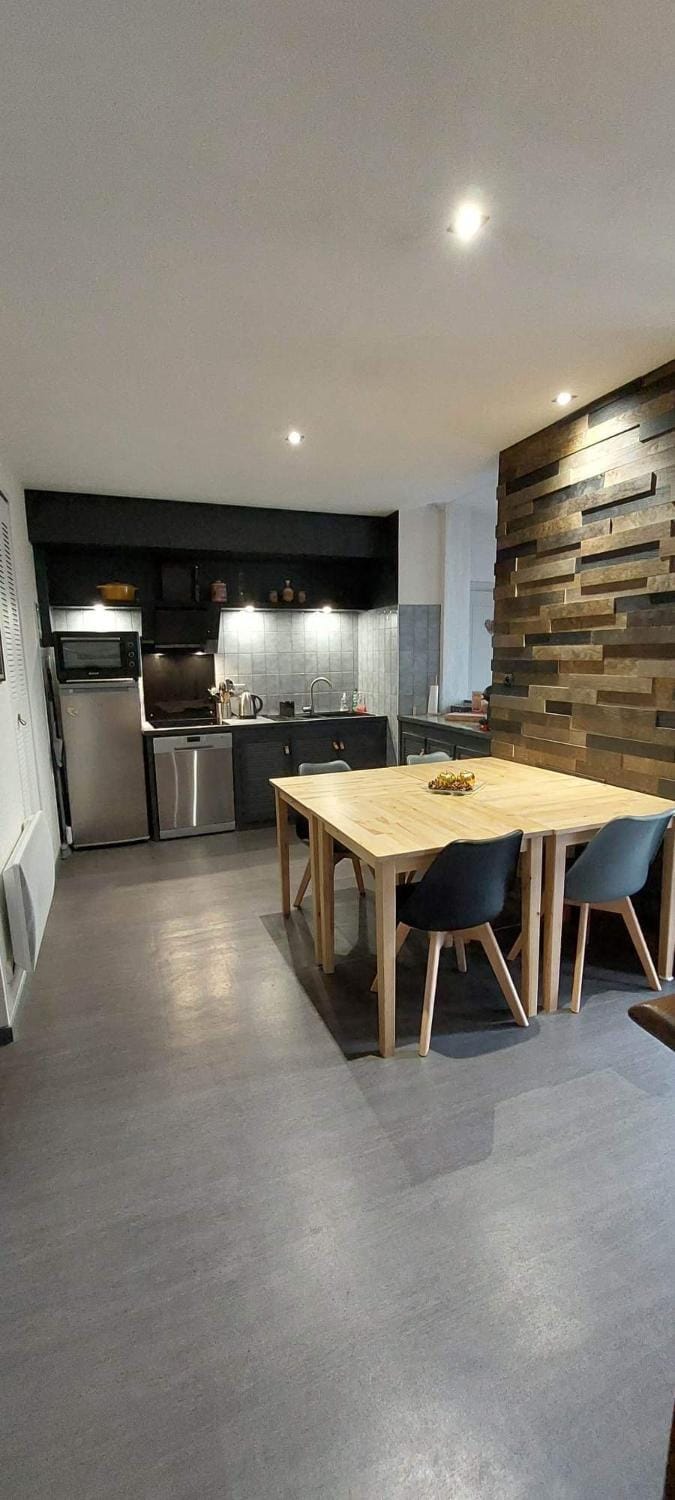 Kitchen or kitchenette, Dining area