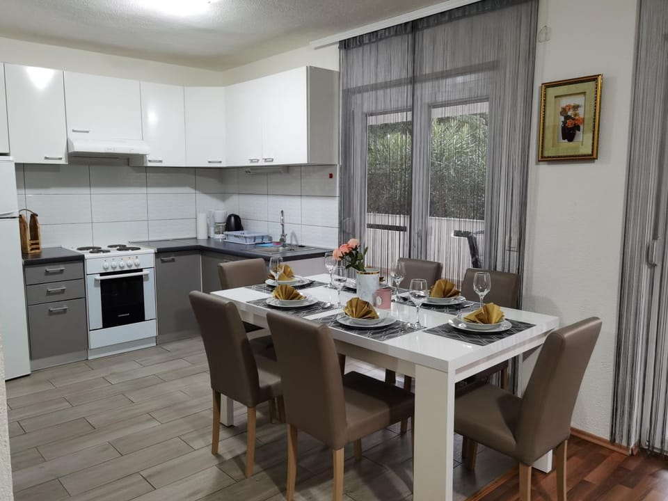 Dining area, kitchen