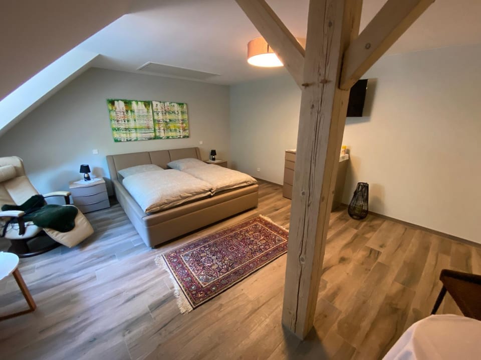 Bed, TV and multimedia, Seating area
