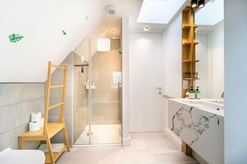 Modern duplex in Ealing Common Apartment in London Borough of Ealing