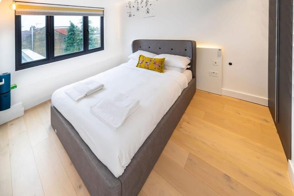 Modern duplex in Ealing Common Apartment in London Borough of Ealing