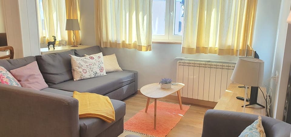 Living room, Seating area, internet