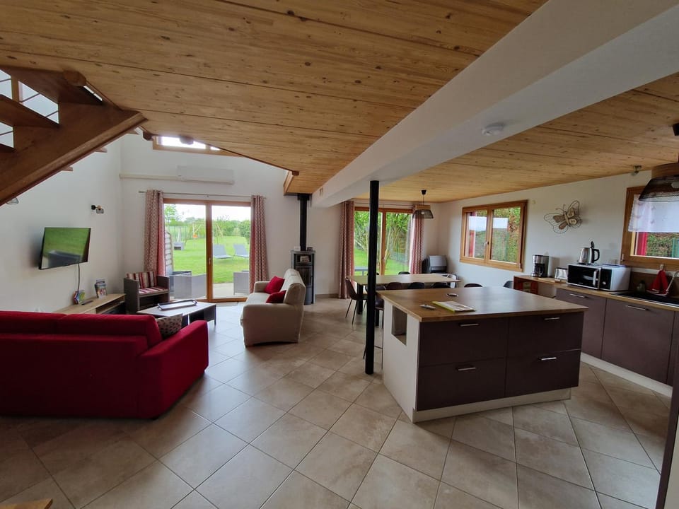 TV and multimedia, Kitchen or kitchenette, Living room, Dining area