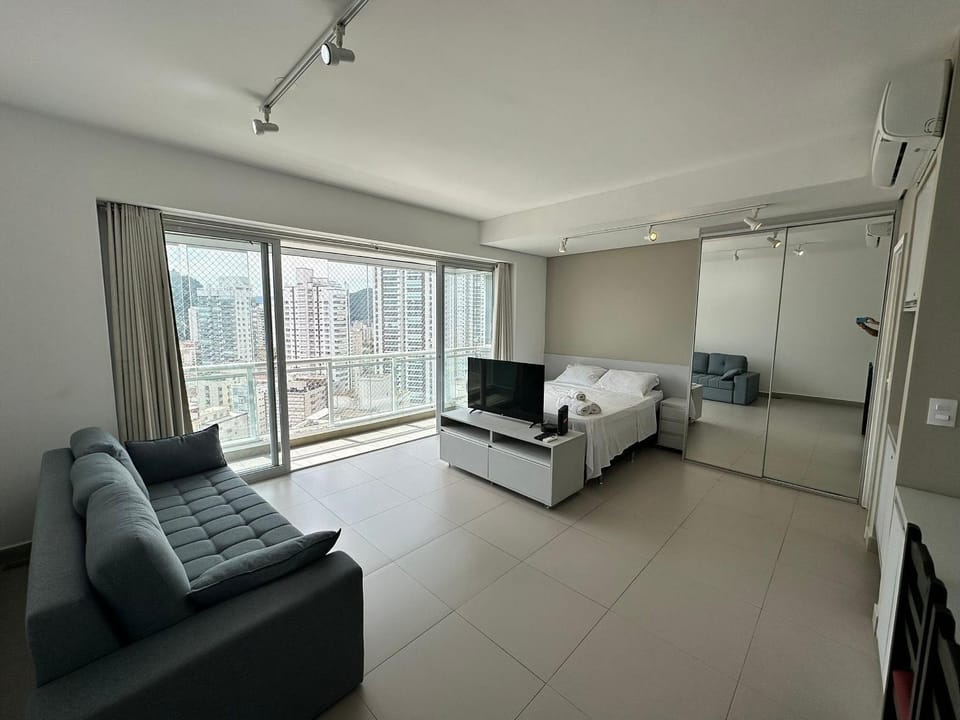 Bed, TV and multimedia, Living room, Photo of the whole room, Seating area, Bedroom, Sea view, wardrobe, air conditioner