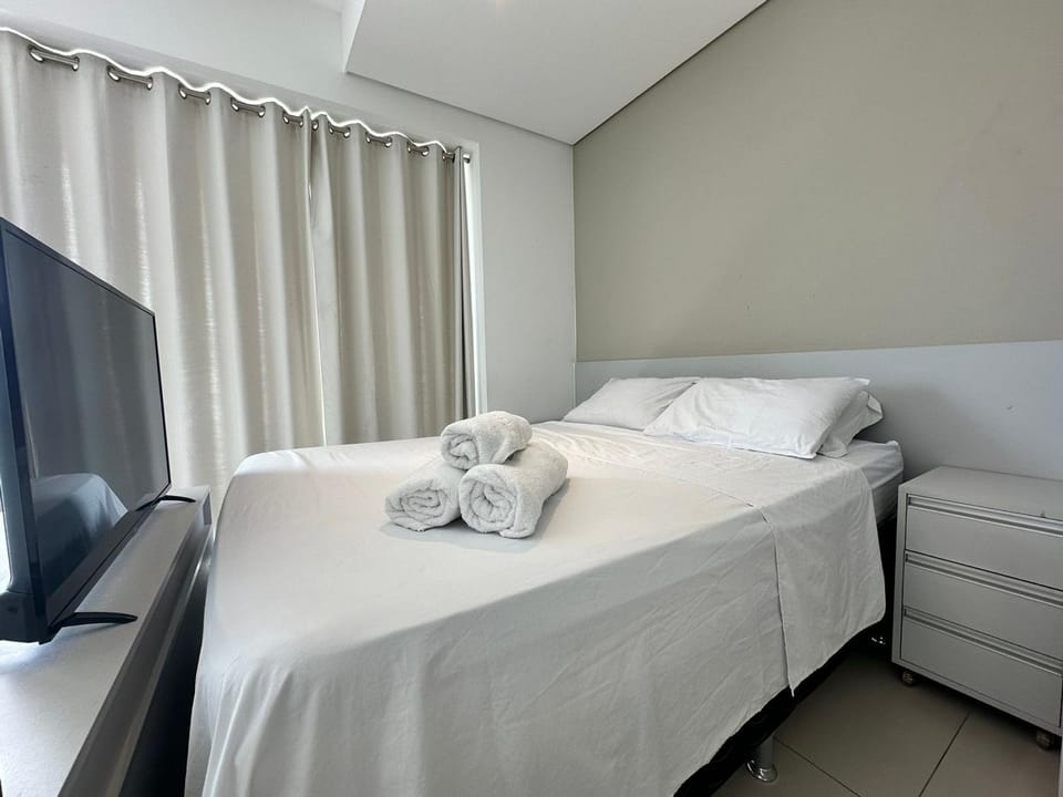 Bed, TV and multimedia, Bedroom, towels