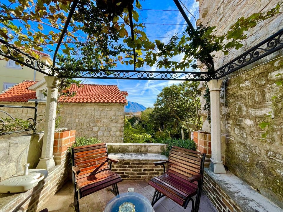 Heart of old town,Private garden ,Stunning View, Free Wi-Fi Apartment in Budva