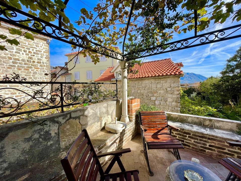 Heart of old town,Private garden ,Stunning View, Free Wi-Fi Apartment in Budva