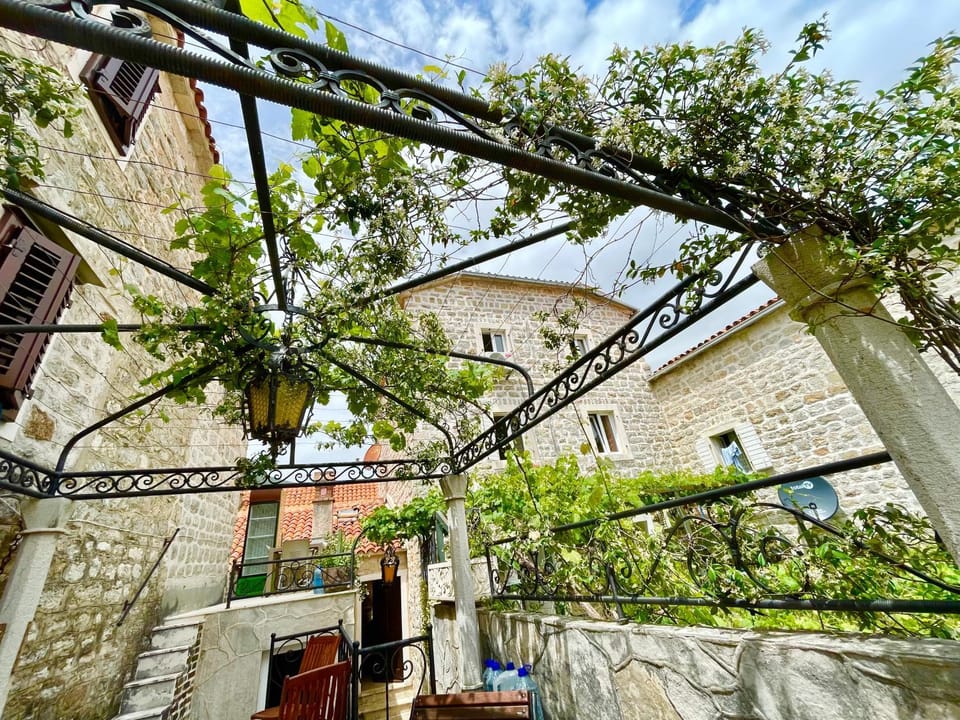 Heart of old town,Private garden ,Stunning View, Free Wi-Fi Apartment in Budva