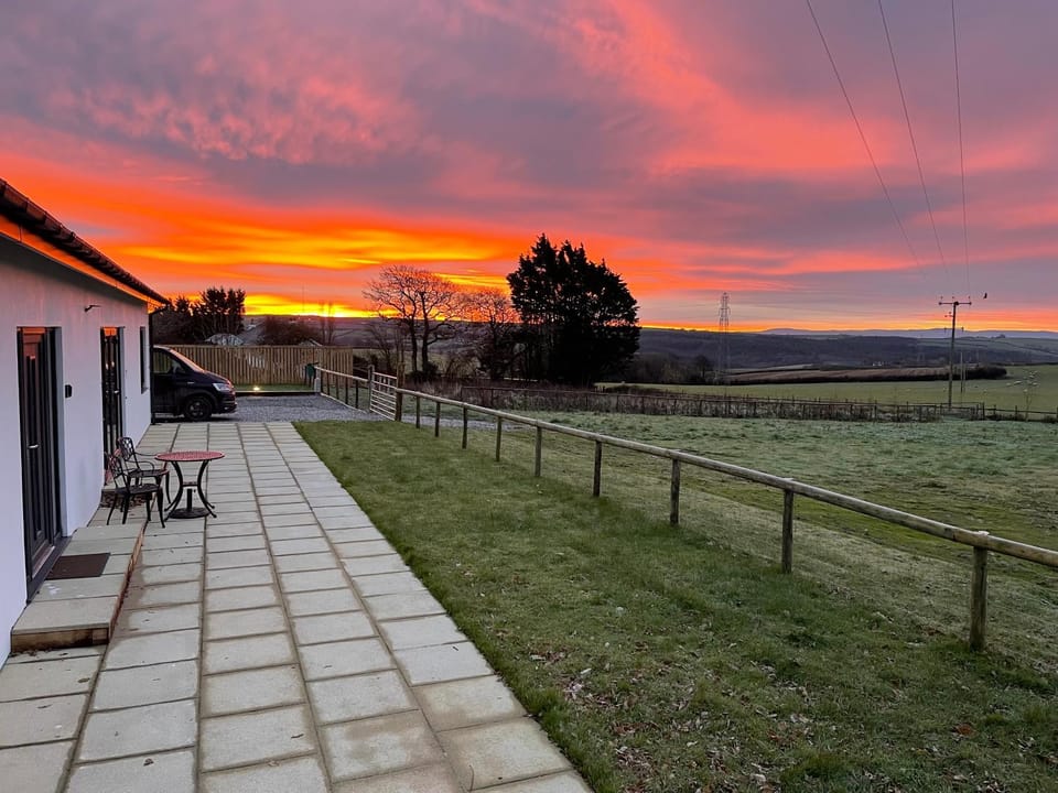 NEW! Country boutique escape . HOT TUB House in Bideford