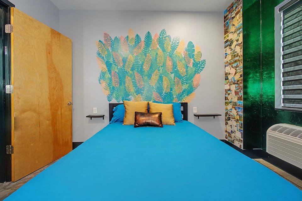 Miami Beach vibe deluxe suite for 10 with pool Hotel in Missouri