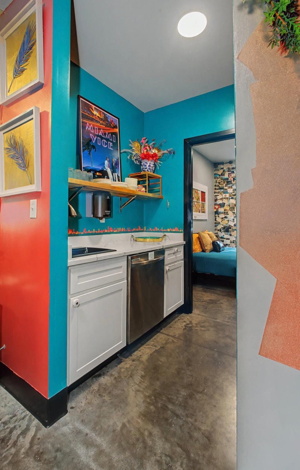Miami Beach group suite Hotel in Ozark Mountains