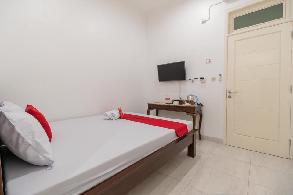 RedDoorz Syariah near Summarecon Mall Bekasi Hotel in West Java
