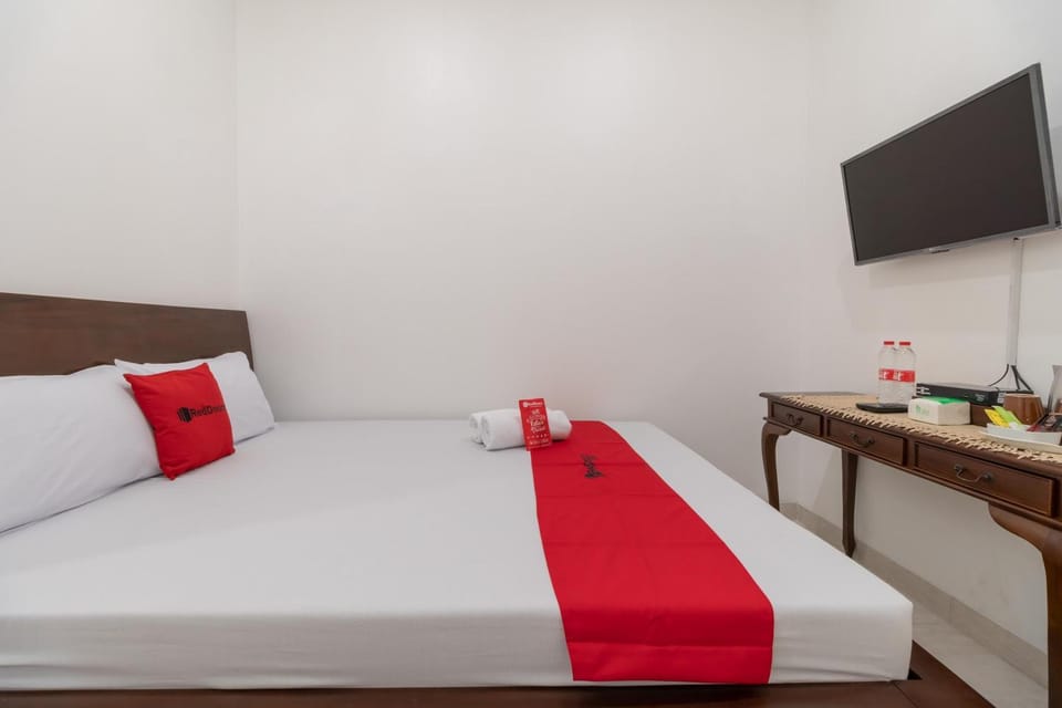RedDoorz Syariah near Summarecon Mall Bekasi Hotel in West Java