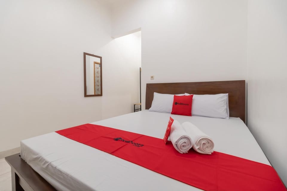RedDoorz Syariah near Summarecon Mall Bekasi Hotel in West Java