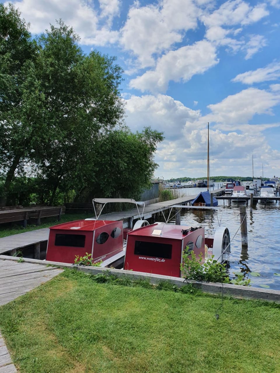 Property building, Staff, Facade/entrance, Neighbourhood, Summer, Balcony/Terrace, Balcony/Terrace, Photo of the whole room, Lake view, Lake view, Time of day, Location