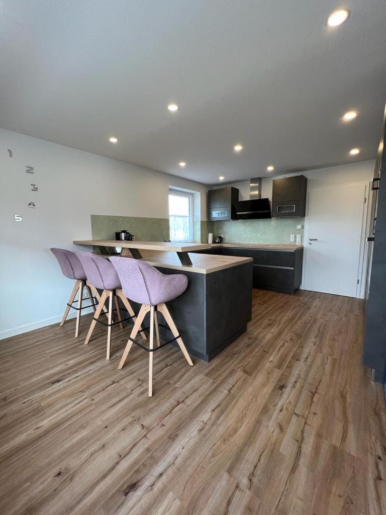 Kitchen or kitchenette, Seating area