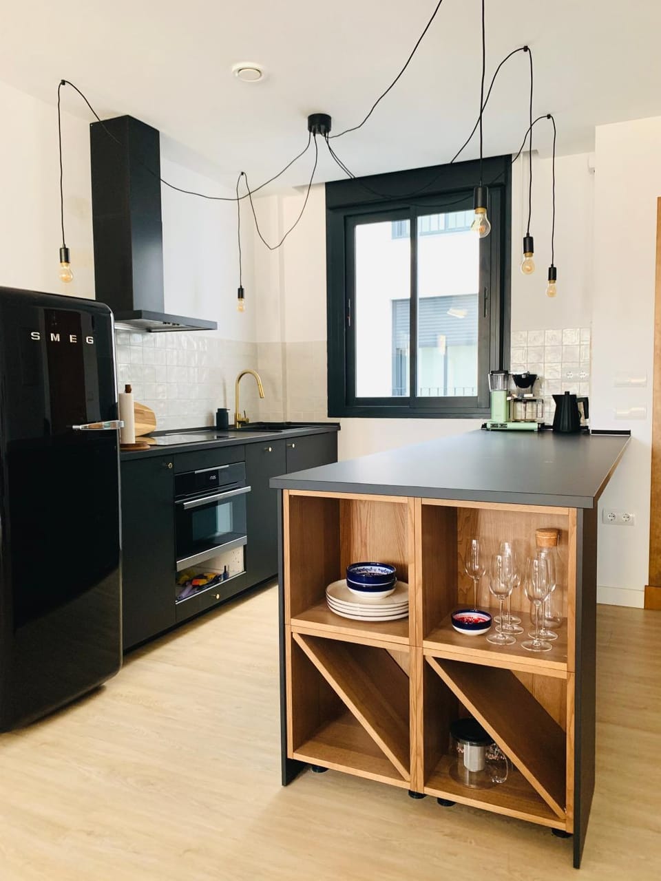 Coffee/tea facilities, Kitchen or kitchenette, dishwasher, stove, washing machine