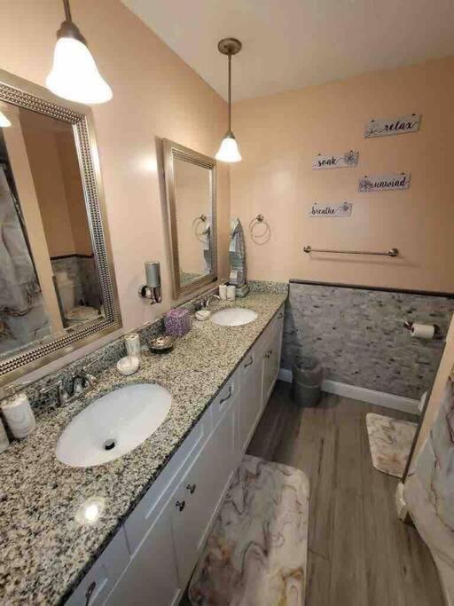 Elegant 2-bedroom pet-friendly villa w 2 parking spaces Apartment in Hilton Head Island