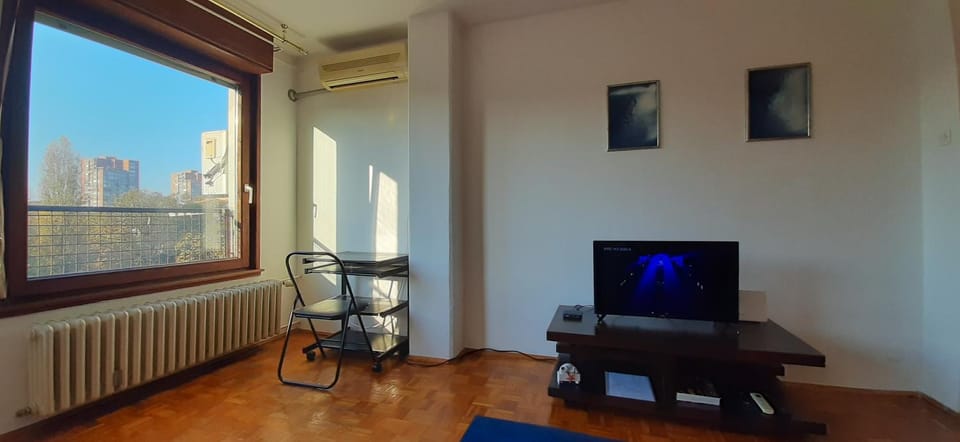 TV and multimedia, Living room, Seating area, air conditioner