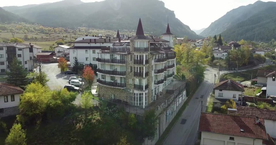 Property building, Bird's eye view, City view, Landmark view, Mountain view, Street view, Street view