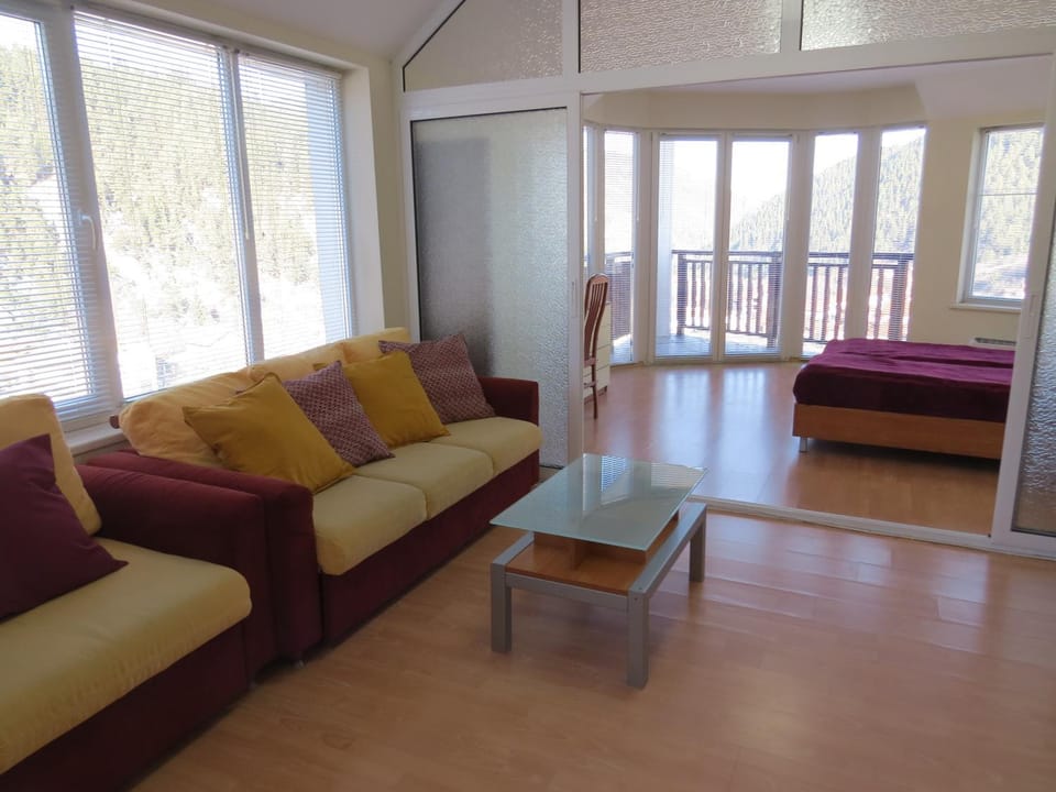 Bed, Living room, Photo of the whole room, Seating area