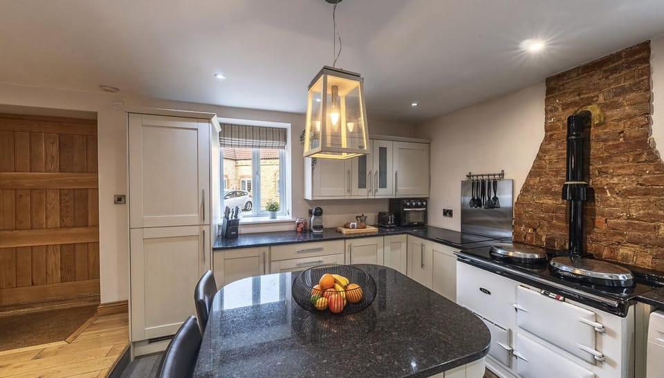 Coffee/tea facilities, oven, stove, stove, toaster, toaster, kitchen, kitchen