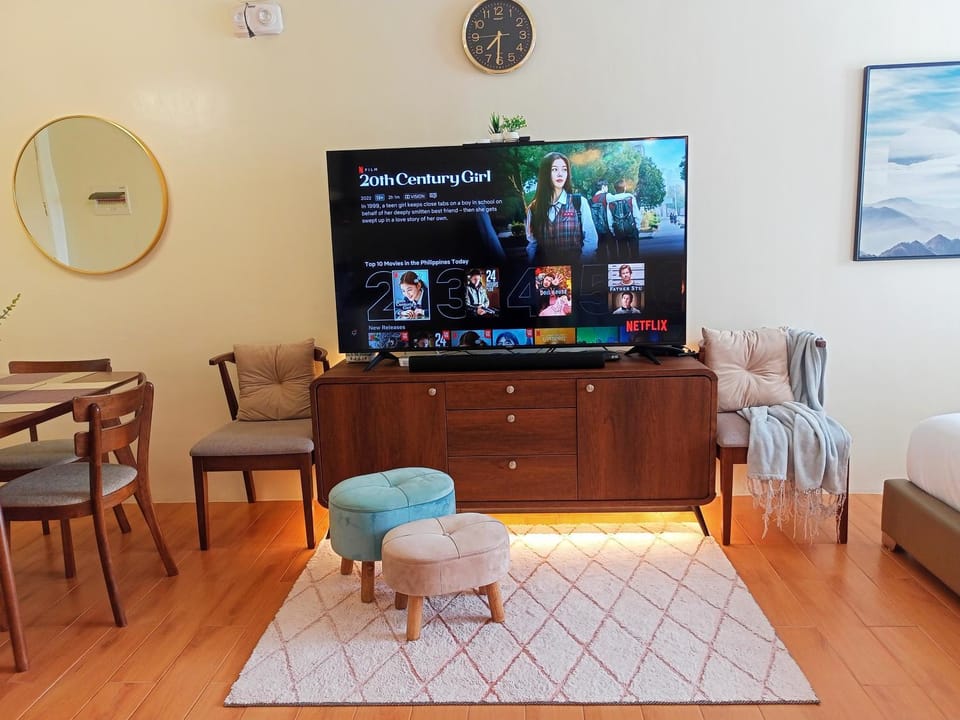 TV and multimedia, Living room, Seating area, Evening entertainment