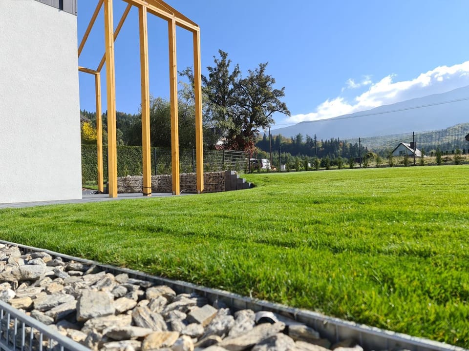 Property building, Spring, Day, Natural landscape, Garden, Garden view, Mountain view, Area and facilities